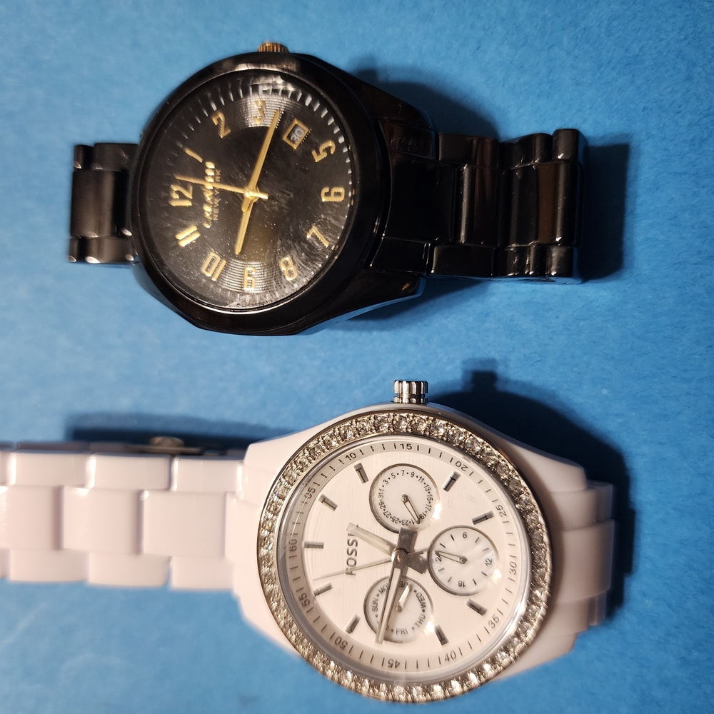 batteries.Fossil Black and White Watch Duo